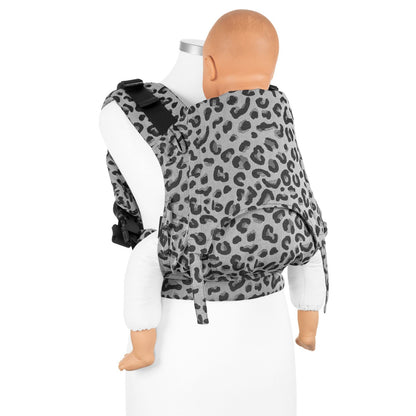 Fidella Fusion Fullbuckle Carrier – Leopard Silver – Baby – Tragehilfe – MamaMilla