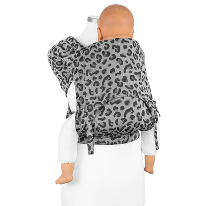Fidella FlyClick Babytrage – Leopard Silver – Kleinkind – Babytrage – MamaMilla