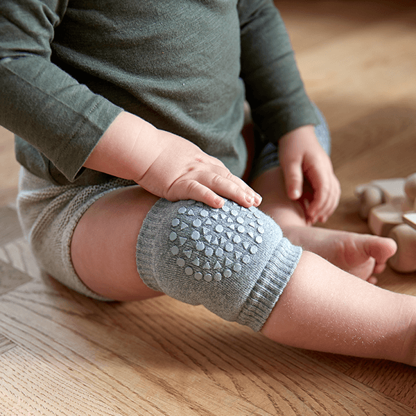 GoBabyGo Knieschoner mit rutschfestem Gummi – Grau meliert – Knieschoner – MamaMilla