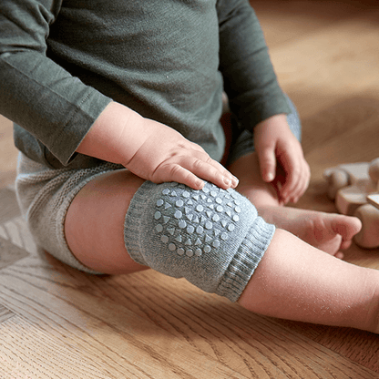 GoBabyGo Knieschoner mit rutschfestem Gummi – Grau meliert – Knieschoner – MamaMilla