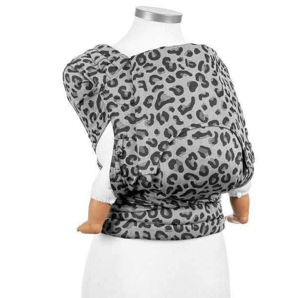 Fidella Fly Tai Babytrage – Leopard Silber – Kleinkind – Babytrage – MamaMilla