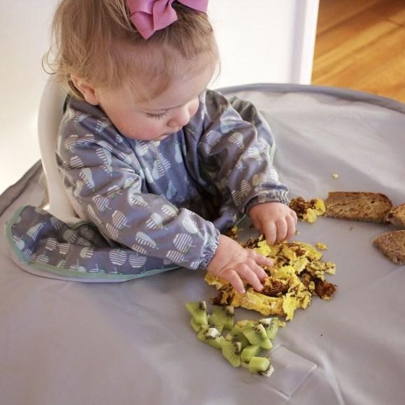 Tidy Tot Lätzchen und Tablett – SET – Graue Äpfel – Lätzchen mit Ärmeln – MamaMilla