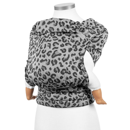 Fidella Fly Tai Tragehilfe – Leopard Silver – Baby – Tragehilfe – MamaMilla