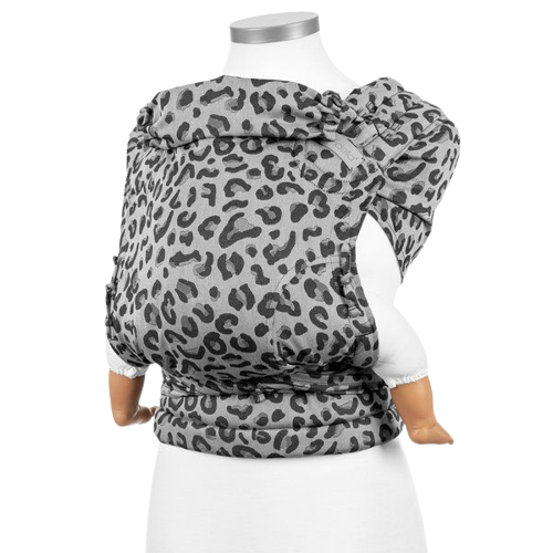 Fidella Fly Tai Babytrage – Leopard Silber – Kleinkind – Babytrage – MamaMilla